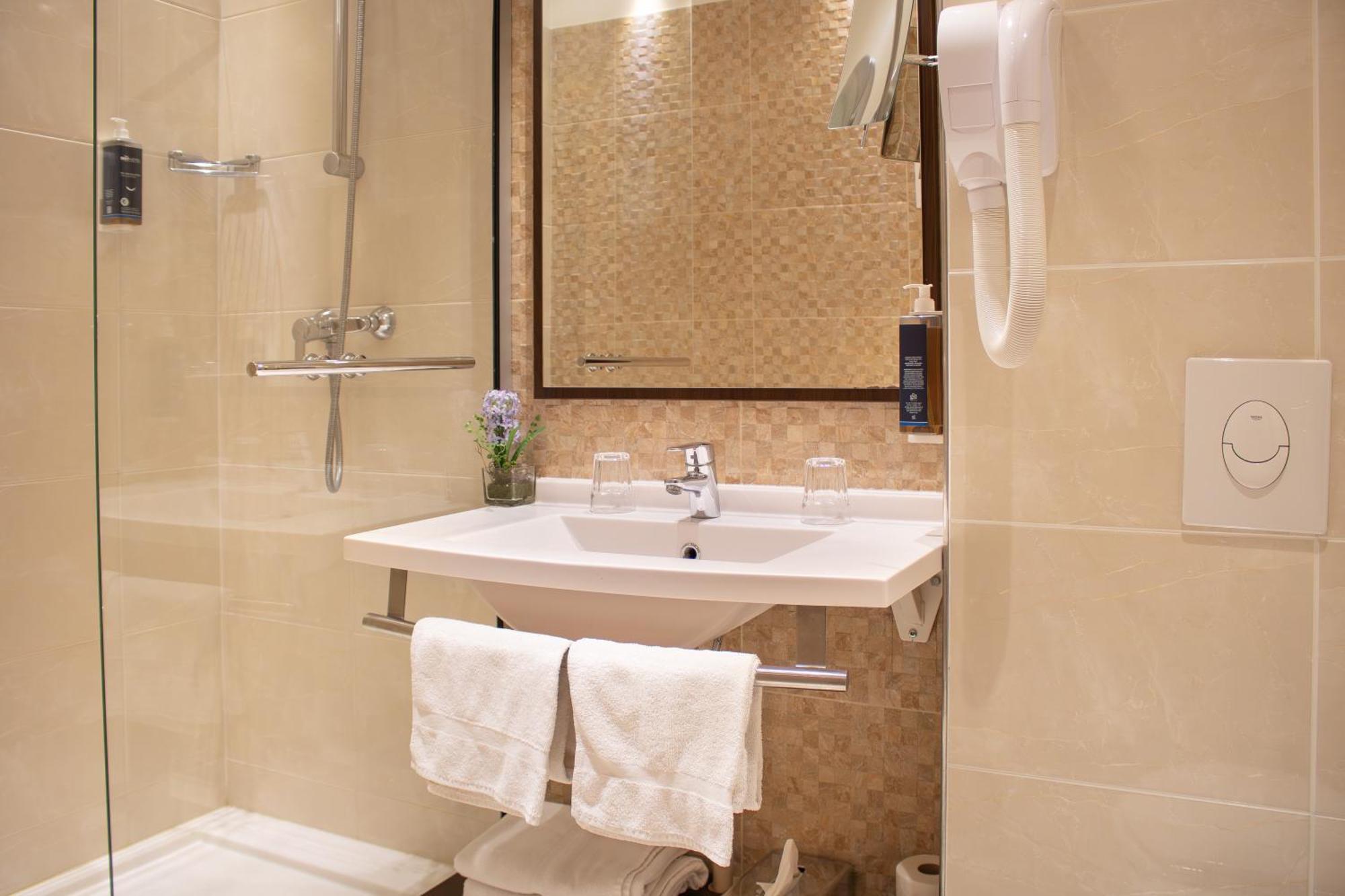 Brit Hotel Шатодён Экстерьер фото